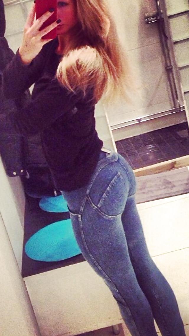 25P Girls in Tight Jeans 1
