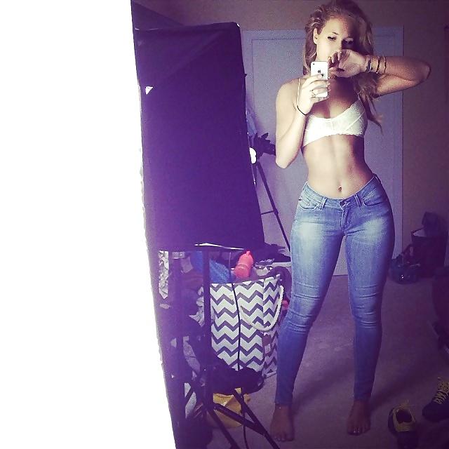25P Girls in Tight Jeans 1