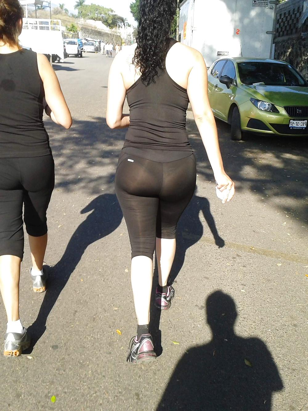 25P Candid ass sexy public