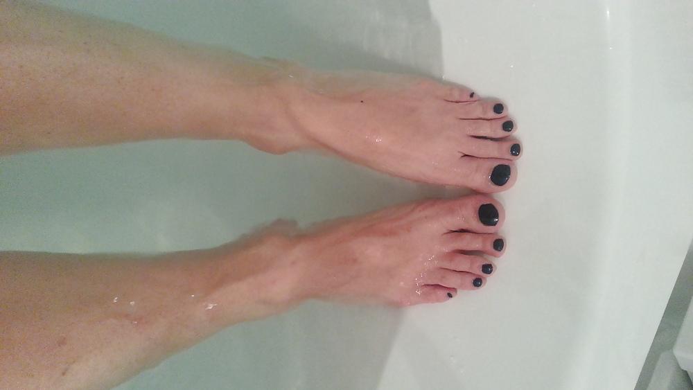 8P Taking hot bath showing my feet legs and shaved pussy!!