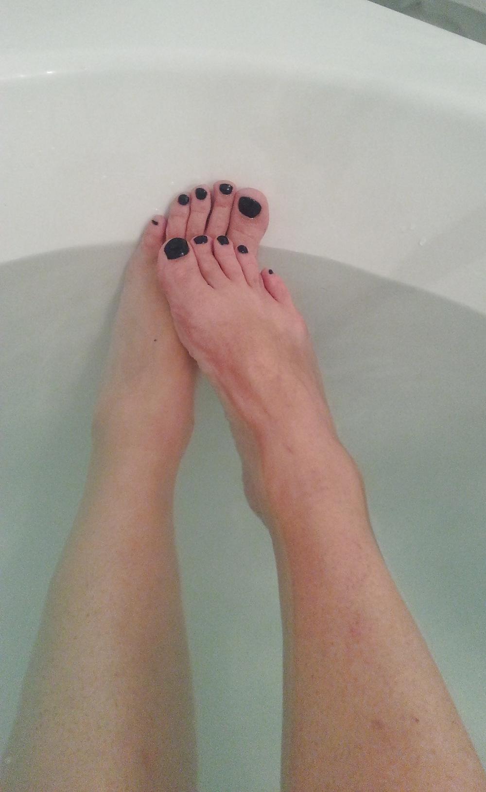 8P Taking hot bath showing my feet legs and shaved pussy!!