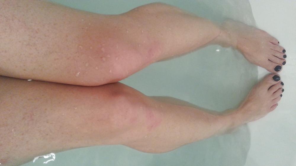 8P Taking hot bath showing my feet legs and shaved pussy!!