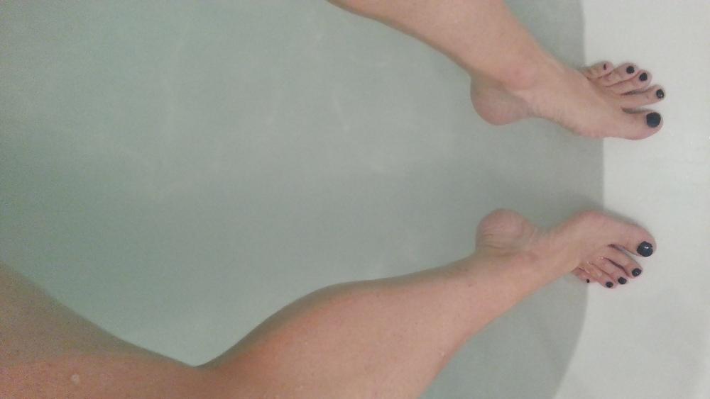8P Taking hot bath showing my feet legs and shaved pussy!!