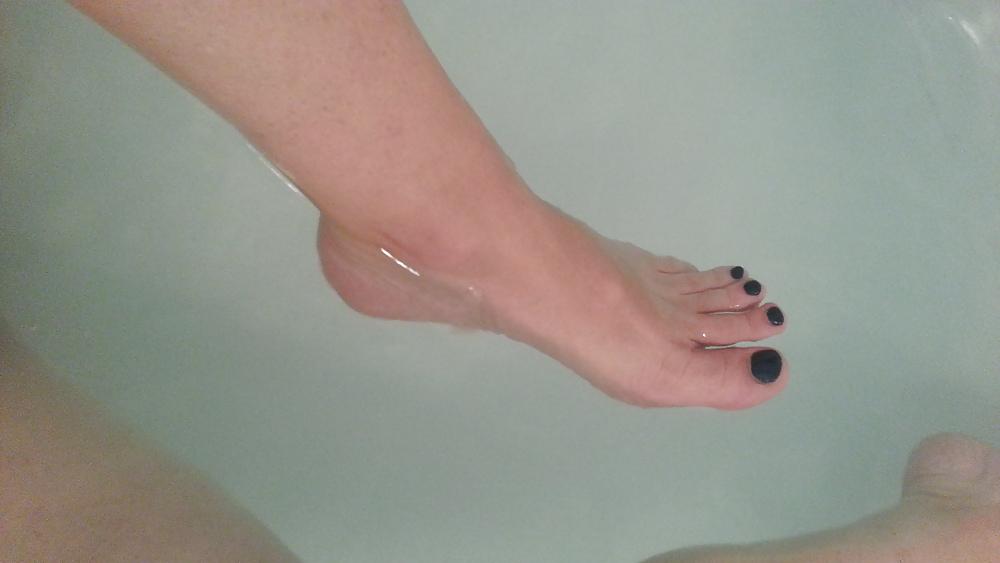 8P Taking hot bath showing my feet legs and shaved pussy!!