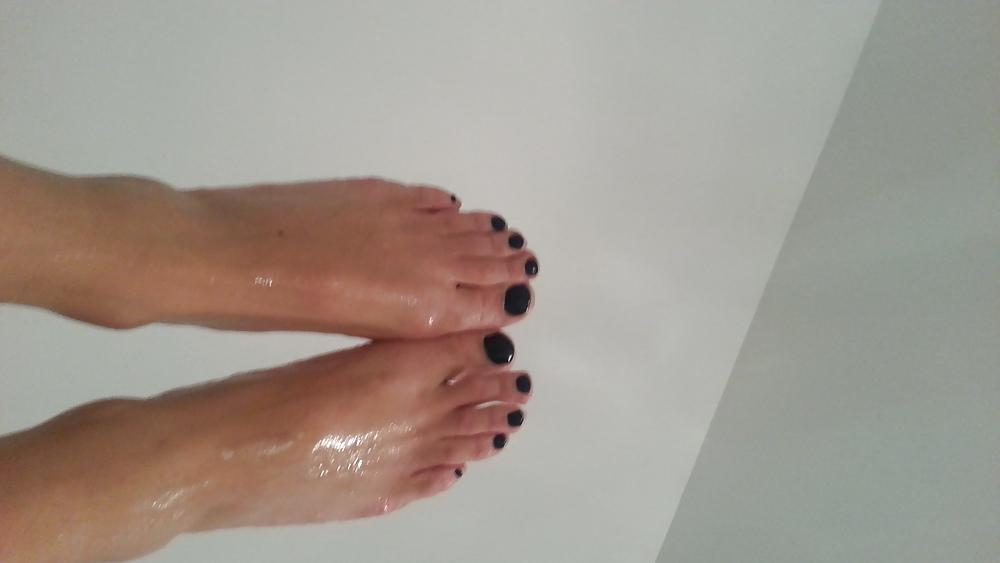 8P Taking hot bath showing my feet legs and shaved pussy!!