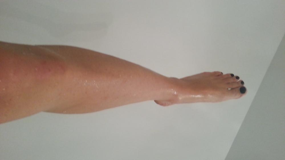 8P Taking hot bath showing my feet legs and shaved pussy!!