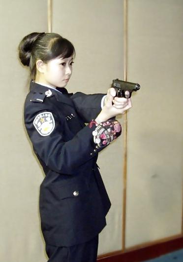 22P Nude Chinese Policewoman