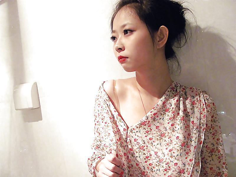 22P Nude Chinese Policewoman