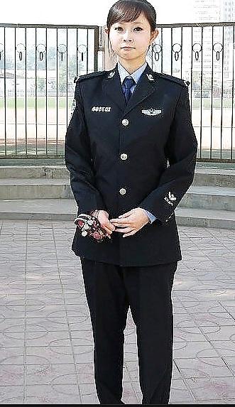 22P Nude Chinese Policewoman