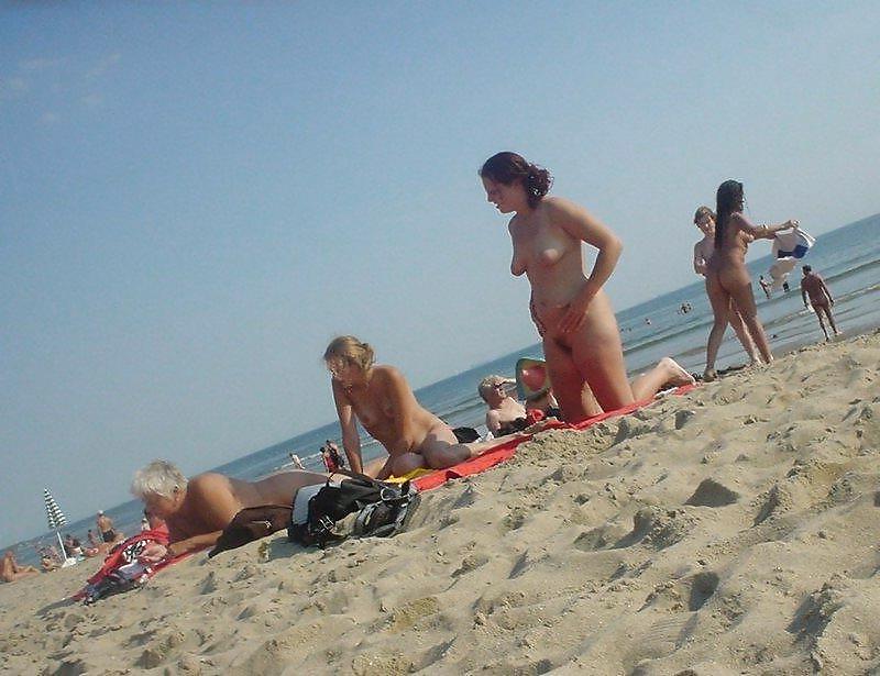 25P I love public nudity