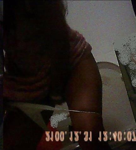 25P Girl bathroom spy