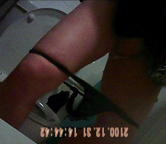 25P Girl bathroom spy
