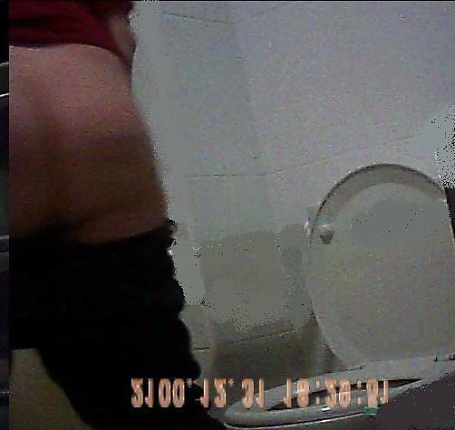 25P Girl bathroom spy