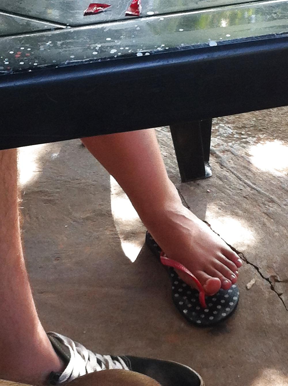 17P Candid brazilian's feet and legs