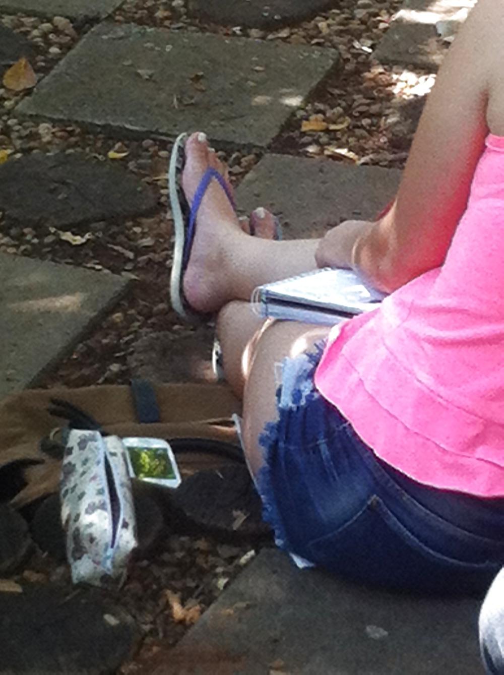 17P Candid brazilian's feet and legs