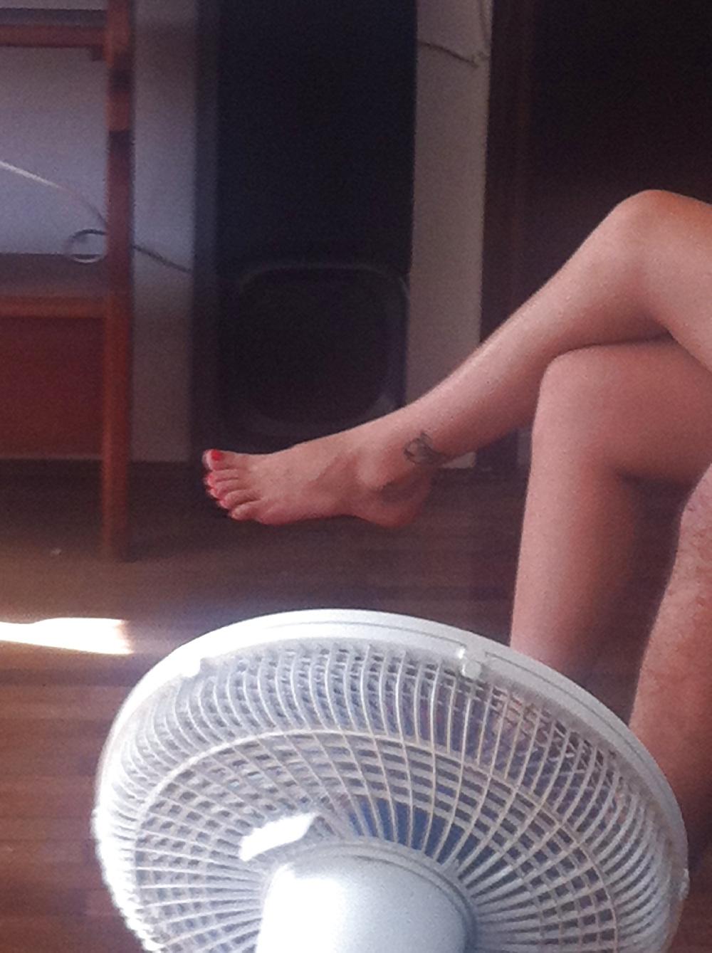 17P Candid brazilian's feet and legs