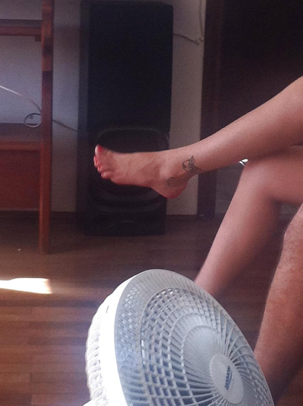 17P Candid brazilian's feet and legs