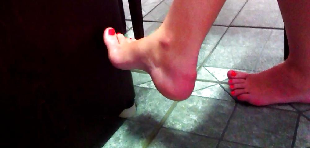 17P Candid brazilian's feet and legs