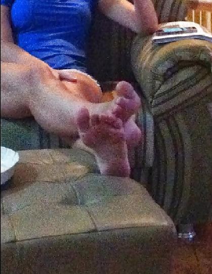 17P Candid brazilian's feet and legs