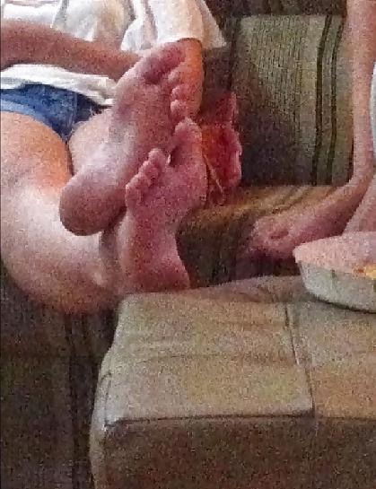 17P Candid brazilian's feet and legs