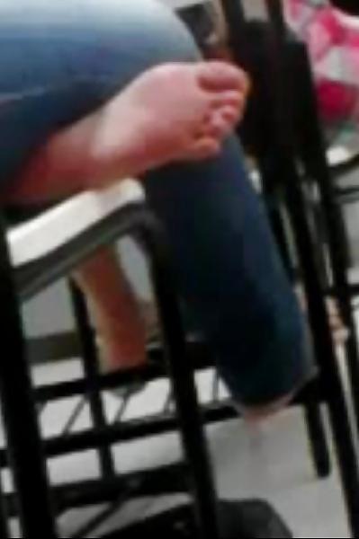 17P Candid brazilian's feet and legs