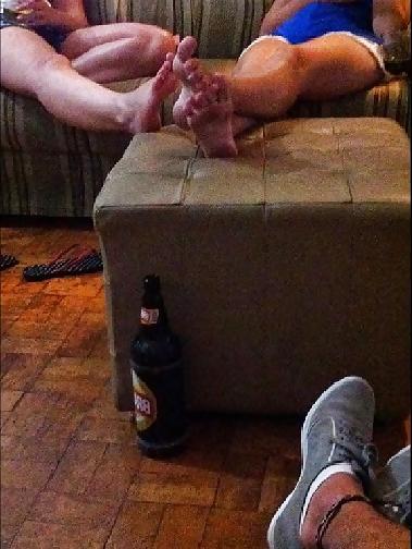 17P Candid brazilian's feet and legs