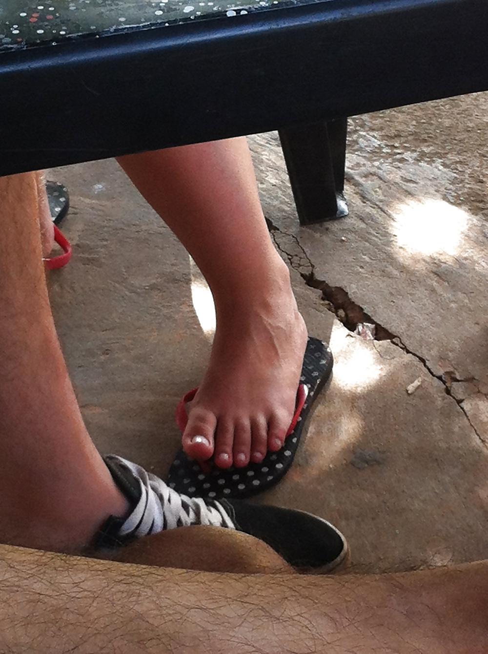 17P Candid brazilian's feet and legs