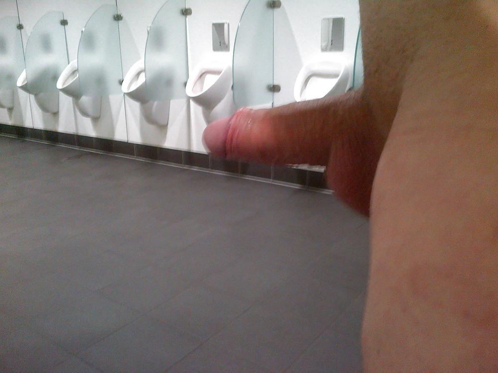 14P Auf oeffentlicher Toilette im Flughafen Muenchen