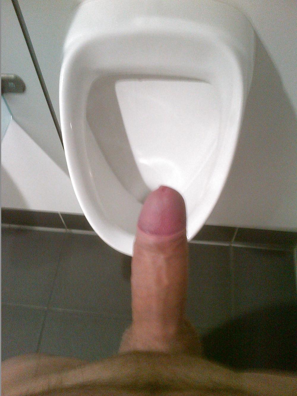 14P Auf oeffentlicher Toilette im Flughafen Muenchen