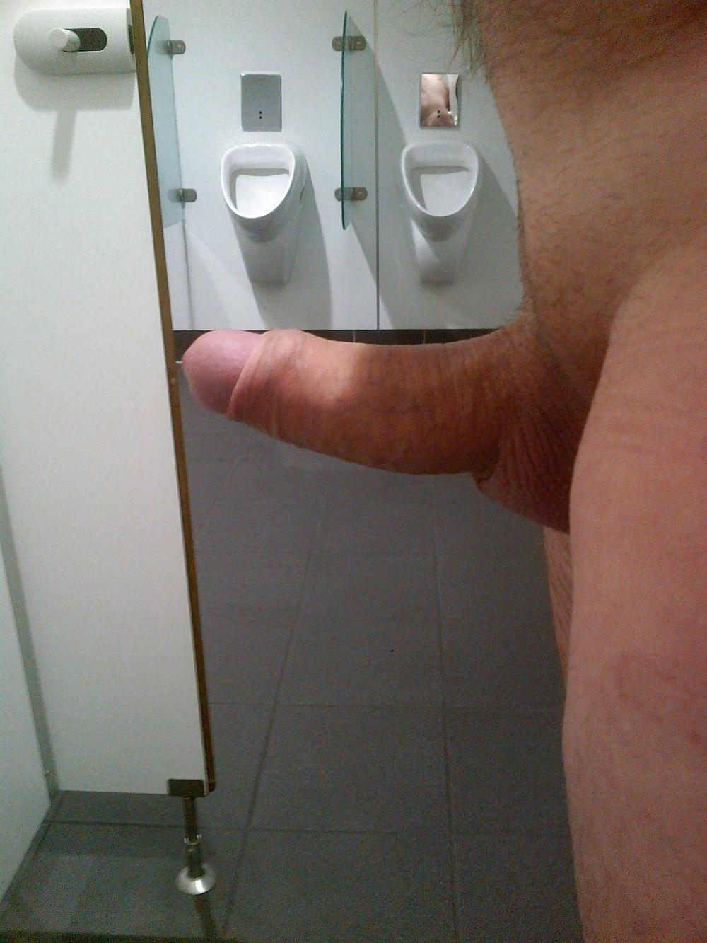 14P Auf oeffentlicher Toilette im Flughafen Muenchen
