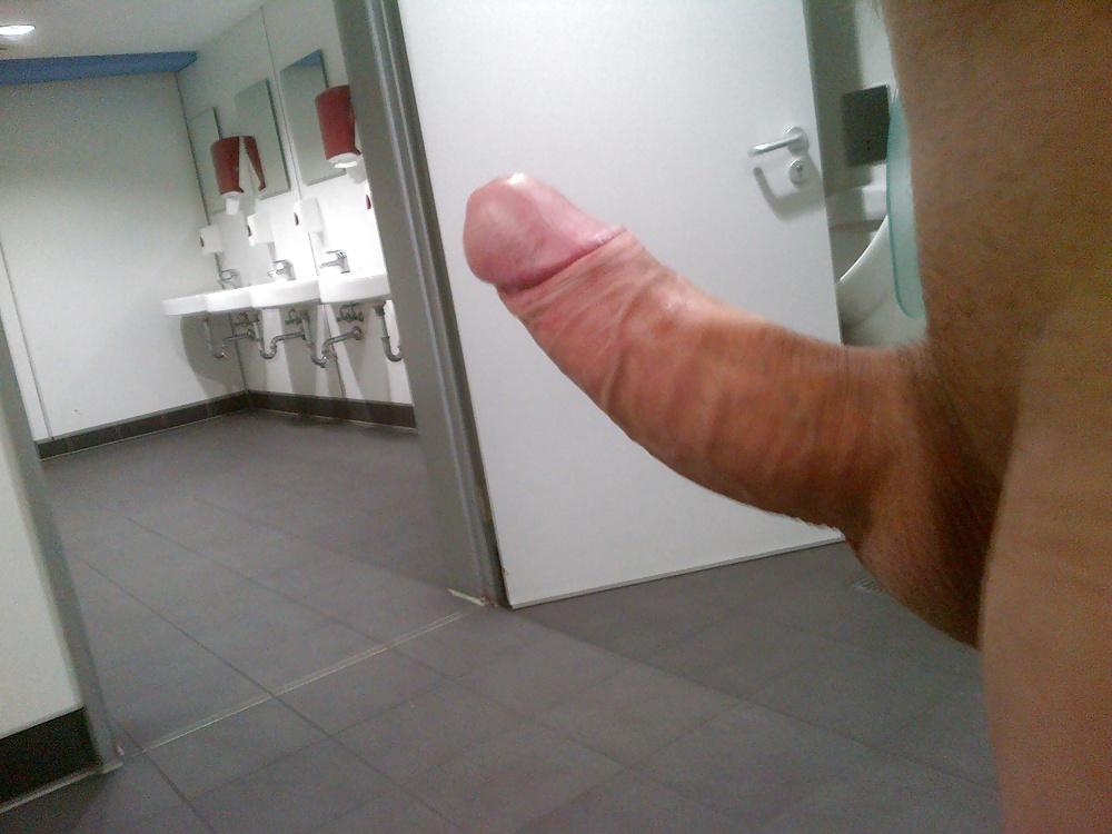 14P Auf oeffentlicher Toilette im Flughafen Muenchen