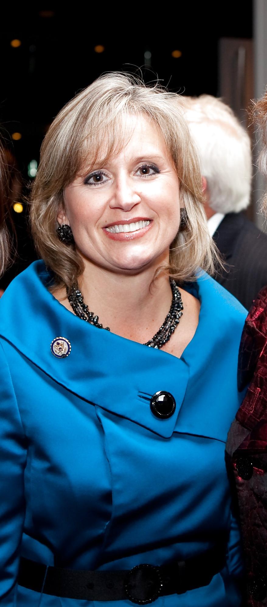 25P I so love jerking off to conservative Renee Ellmers