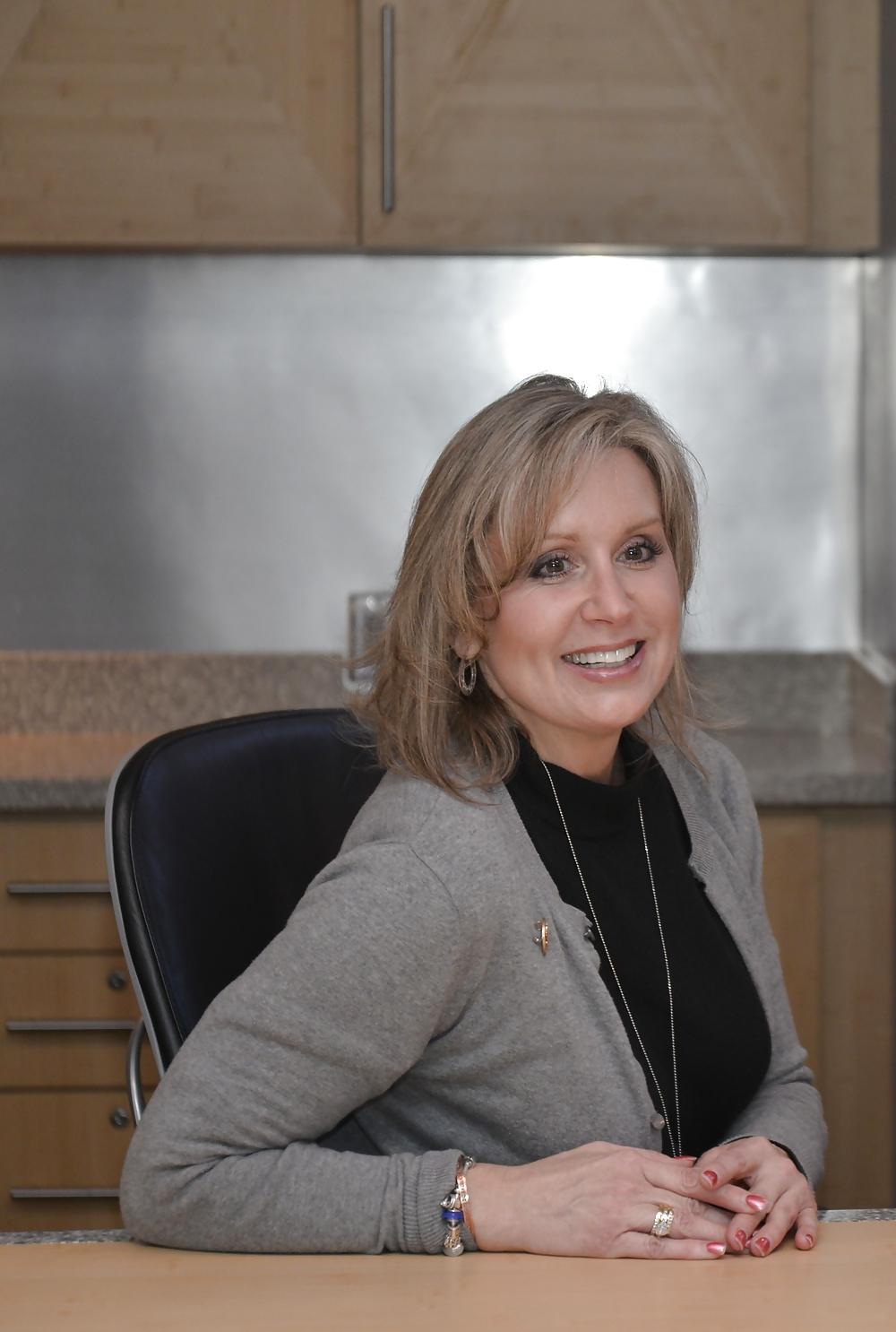 25P I so love jerking off to conservative Renee Ellmers