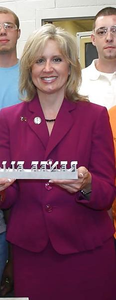 25P I so love jerking off to conservative Renee Ellmers