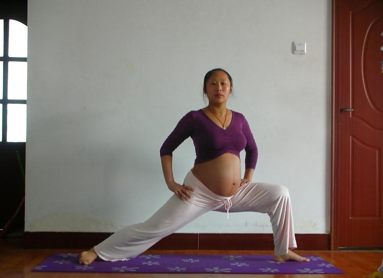 25P Chinese Preggo doing Yoga