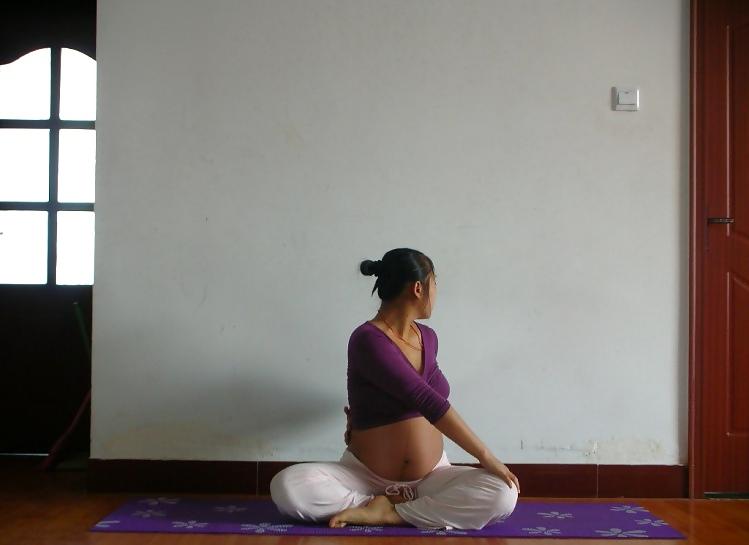 25P Chinese Preggo doing Yoga