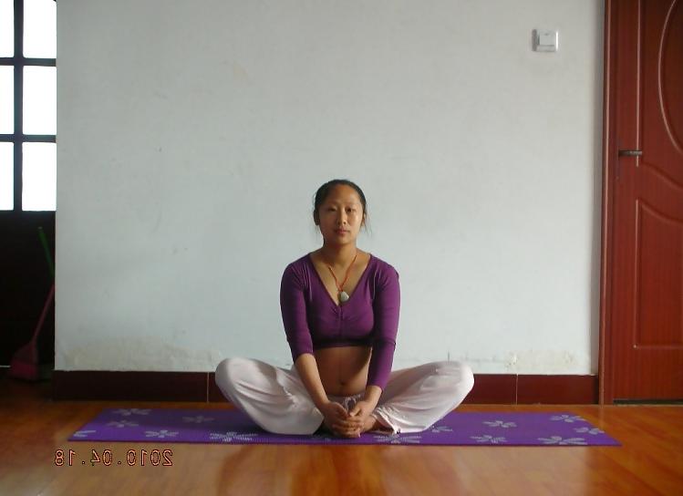 25P Chinese Preggo doing Yoga