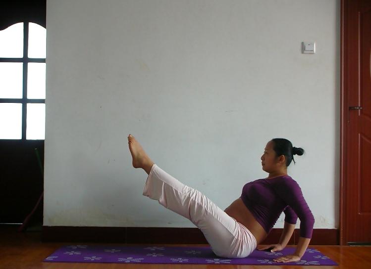25P Chinese Preggo doing Yoga