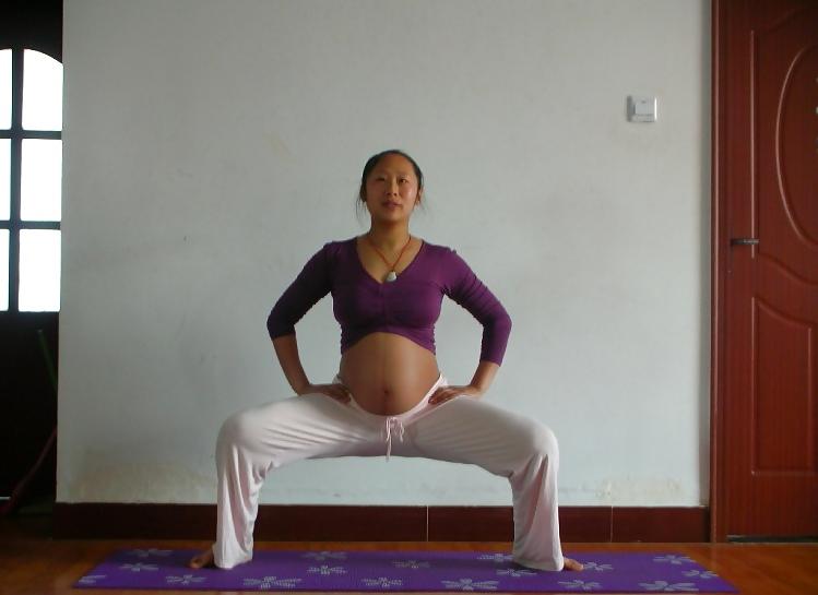 25P Chinese Preggo doing Yoga