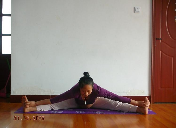 25P Chinese Preggo doing Yoga