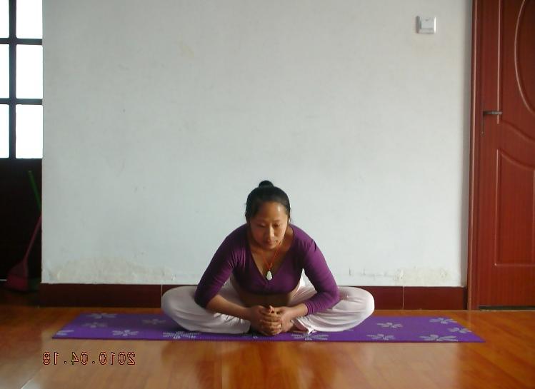25P Chinese Preggo doing Yoga