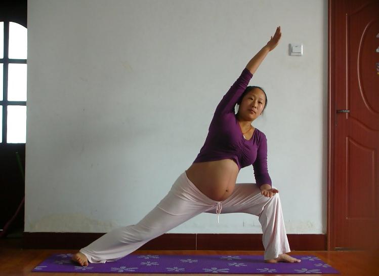 25P Chinese Preggo doing Yoga