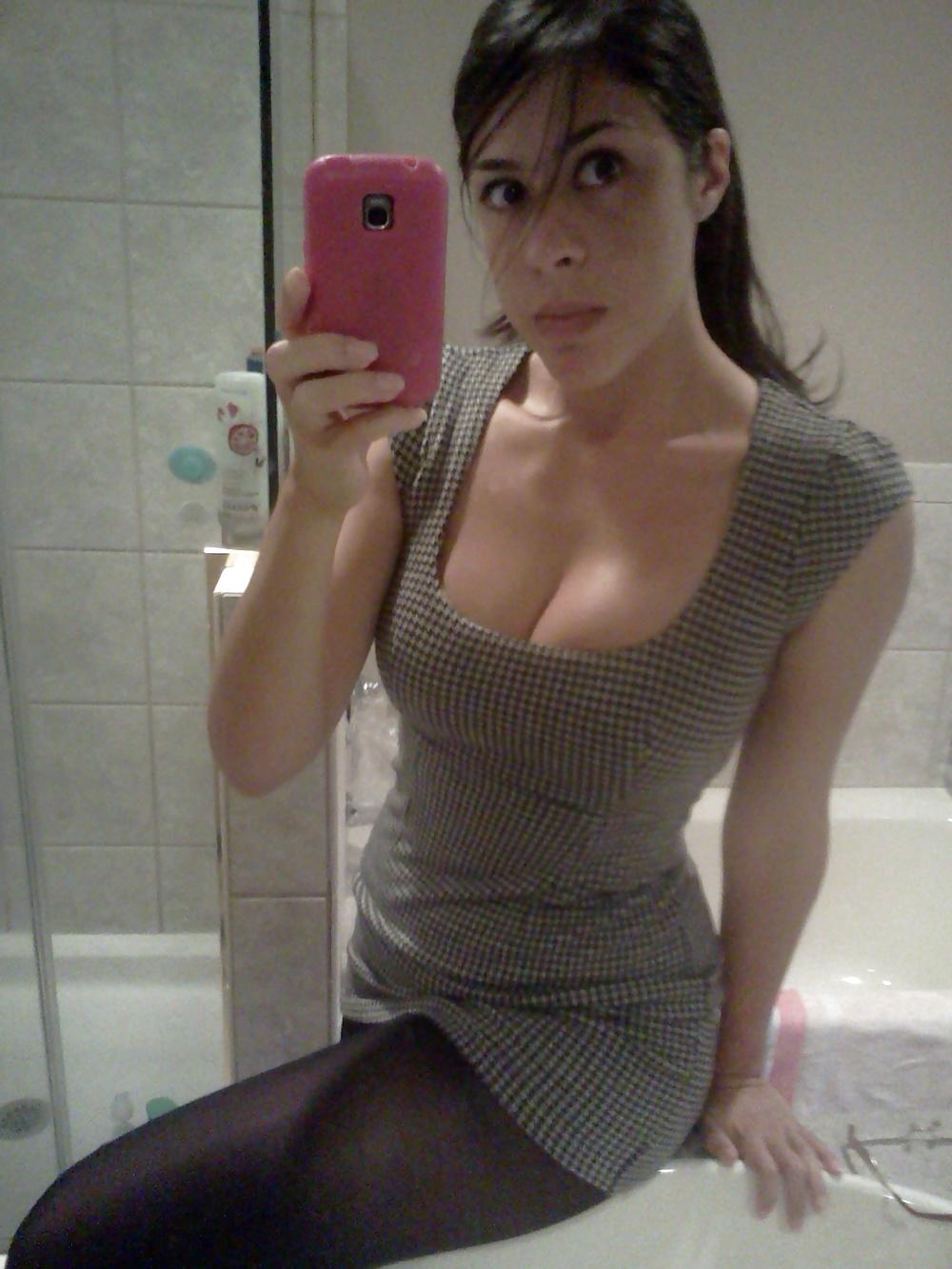 25P Hot brunette mirror pix