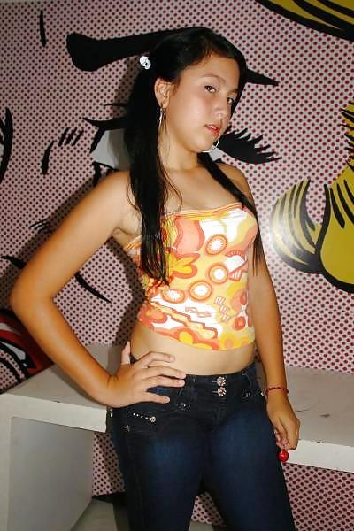 20P NENAS LATINAS EN JEANS