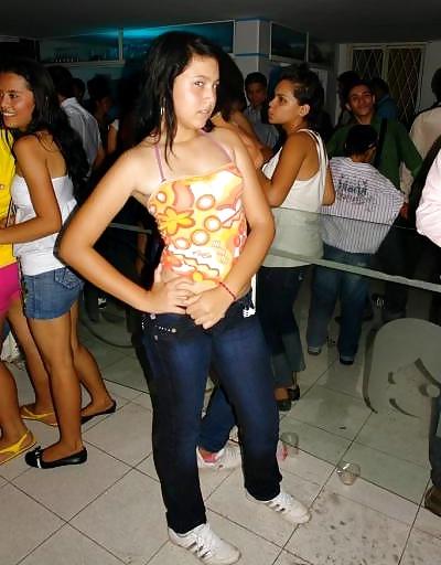 20P NENAS LATINAS EN JEANS