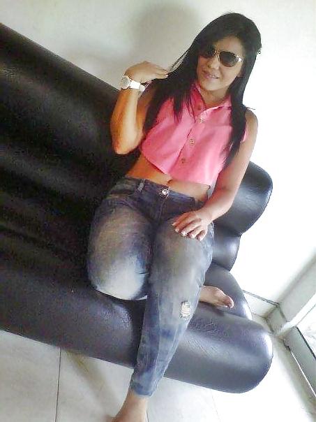 20P NENAS LATINAS EN JEANS