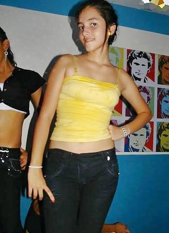 20P NENAS LATINAS EN JEANS