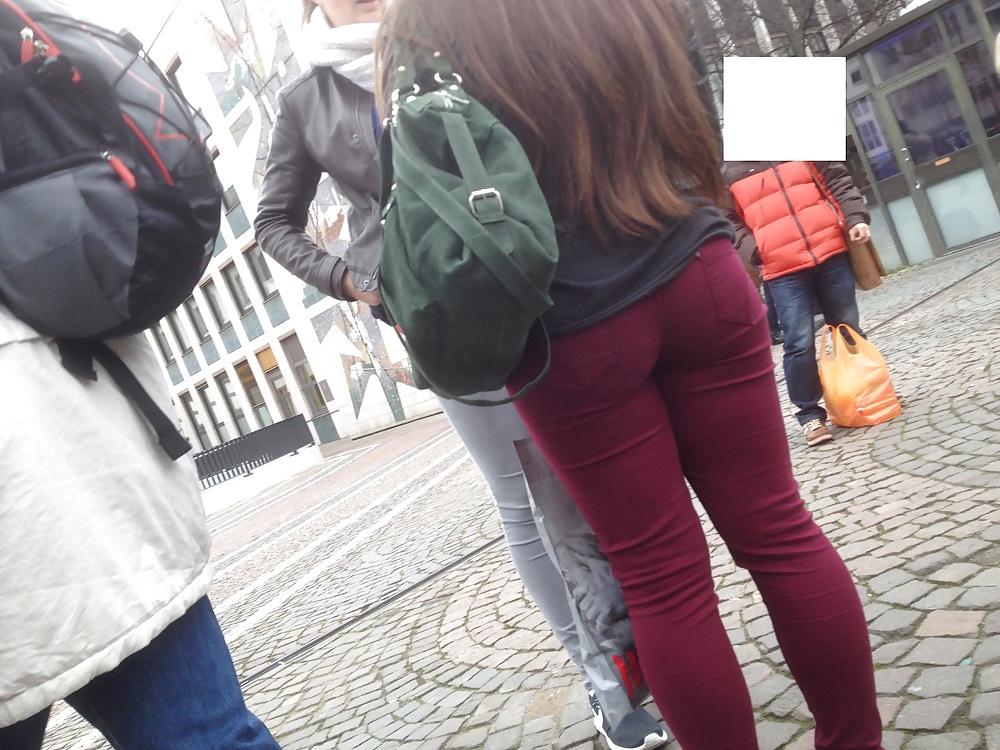 11P Voyeur - Big Fat Ass in red Jeans