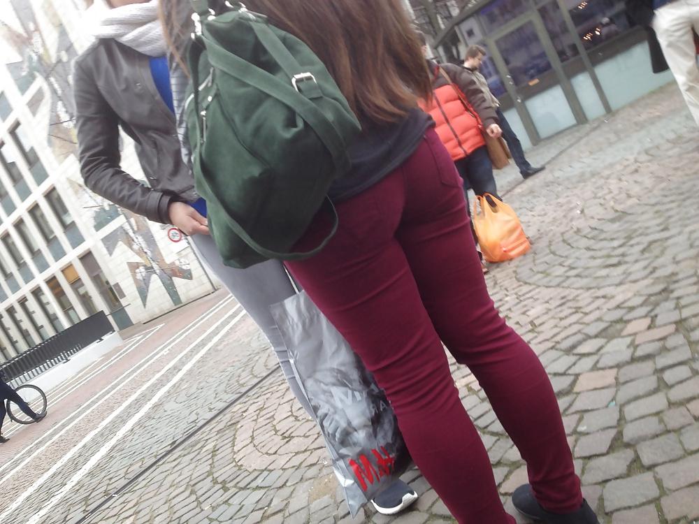 11P Voyeur - Big Fat Ass in red Jeans