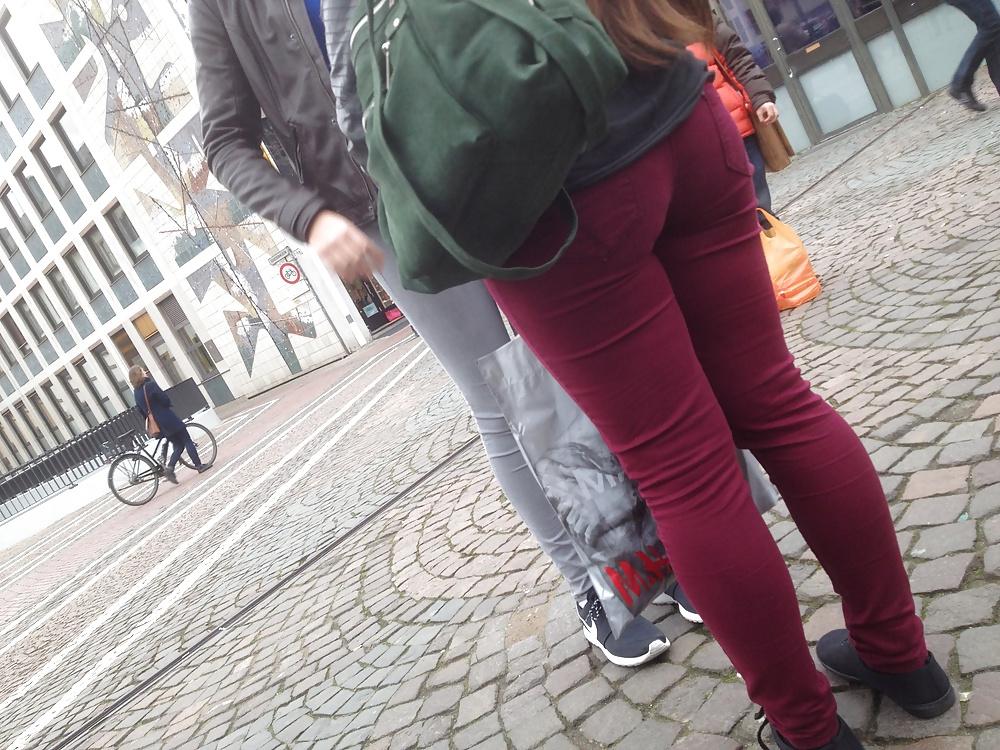 11P Voyeur - Big Fat Ass in red Jeans